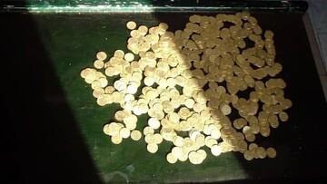 کلاهبردار با سکه‌های تقلبی در الیگودرز /  ۲۳۰ عدد سکه تقلبی کشف شد