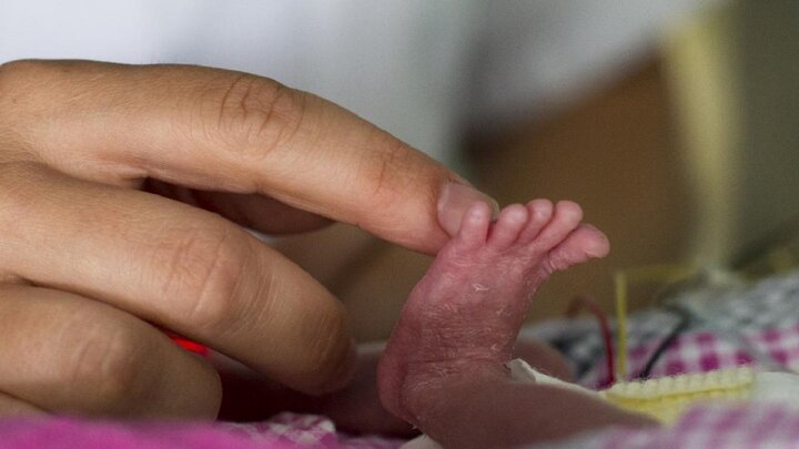  ۱۷ هزار خانواده در صف نوبت برای فرزندخواندگی نوزاد پیدا شده در نازی آباد