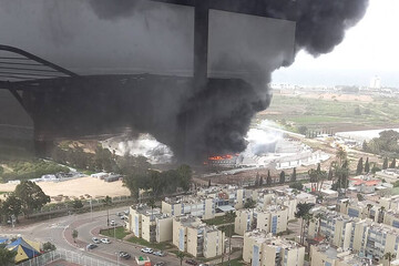 آتش‌سوزی گسترده در منطقه‌ صنعتی صهیونیست‌ها / فیلم
