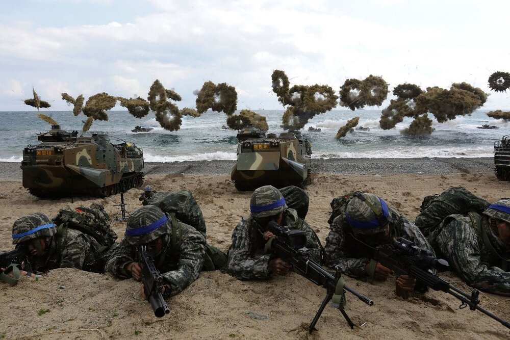  تمرینات ارتش کره و نارنجک های دودزا / عکس