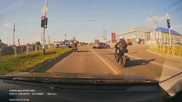 تصاویر دلخراش از تصادف موتورسوار با ماشین هنگام عبور از چراغ قرمز / فیلم