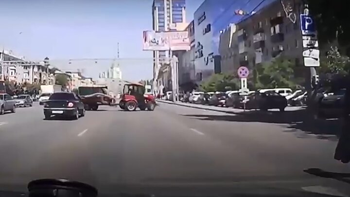 واژگونی تراکتور هنگام دور زدن در وسط خیابان / فیلم