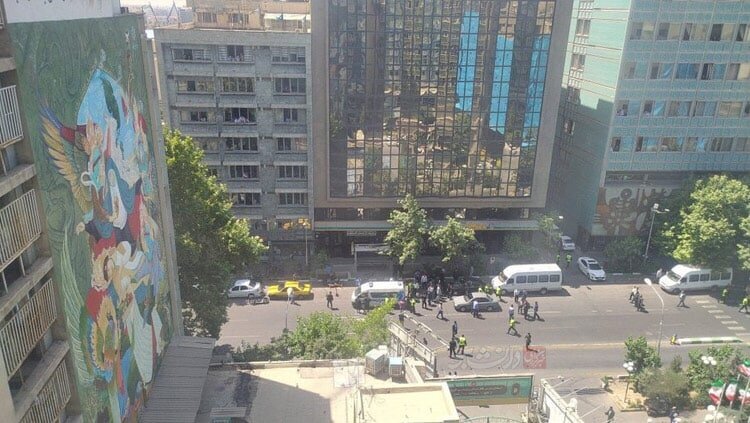 اولین تصاویر از حمله افراد مسلح به یک کلانتری در تهران | ۳ مامور پلیس مورد حمله افراد مسلح قرار گرفتند