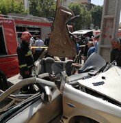 نجات معجزه آسای راننده سمند با بریدن خودرو توسط آتش نشانان و مردم در کرمانشاه / فیلم
