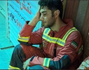 جوان‌ترین آتش‌نشان حادثه متروپل آبادان / عکس