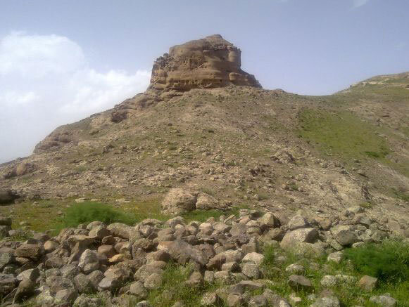 پشتو قلعه‌ای با حصارهای مرتفع