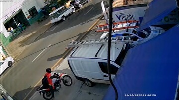 کتک خوردن سارق موتورسیکلت از مردم در روز روشن / فیلم