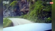 تصاویر هولناک از ریزش کوه وحشتناک هنگام عبور یک اتومبیل / فیلم