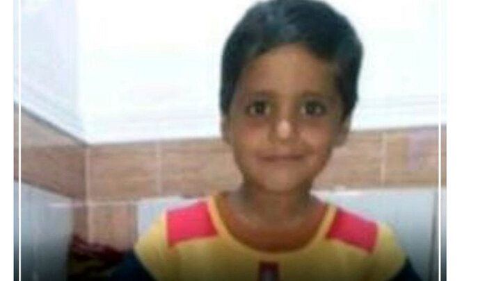 ویدیو تلخ از کشف جسد پسر ۶ ساله در میرجاوه / او ناپدید شده بود + عکس