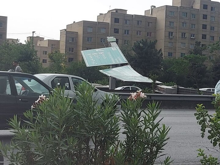 وزش باد در تهران خسارت‌بار شد / سقوط چند تابلوی هدایت مسیر وسط بزرگراه 