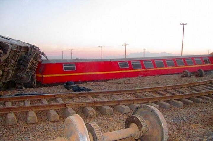 تصاویر هوایی از حادثه خروج از ریل قطار مشهد-یزد + ۱۷ کشته و ۳۰ مصدوم و ۵ مصدوم بدحال / فیلم