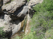 شورشورنه عنبران آبشاری بر فراز صخره‌ها