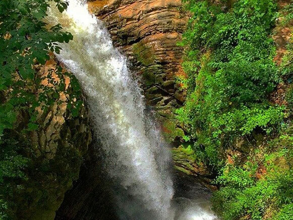 ویسادار آبشاری مرتفع در گیلان 