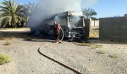 آتش سوزی وحشتناک کامیون حمل کاه بر اثر برخورد با سیم برق در اهواز / فیلم