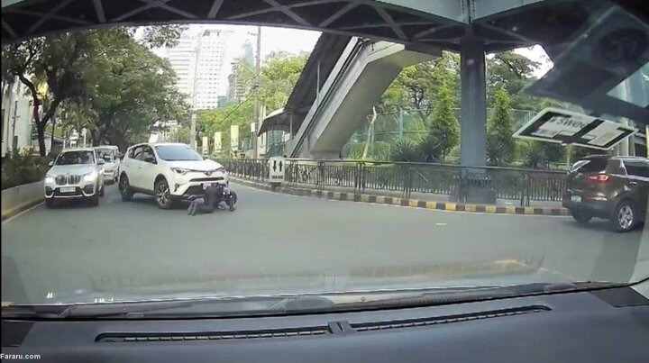 ویدیو دلخراش از لحظه عبور خودرو از روی سر مامور راهنمایی و رانندگی! / فیلم