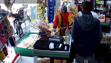 تصاویر هولناک از سرقت مسلحانه در سوپرمارکت / فیلم