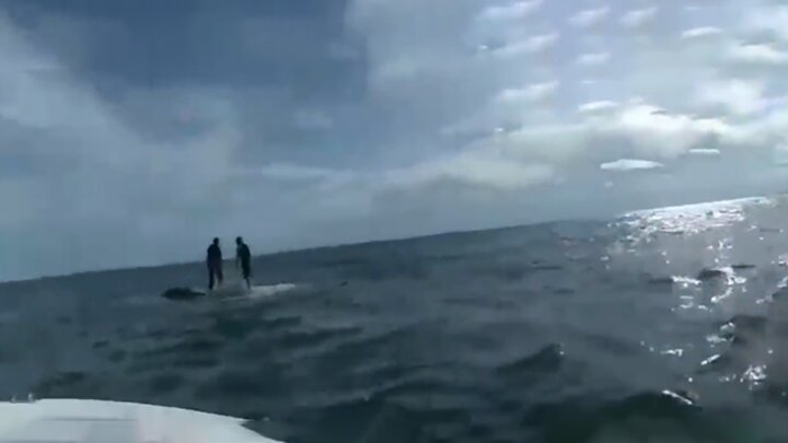 تصاویر دلهره آور از لحظه نجات دو نفر از روی قایق شکسته / فیلم
