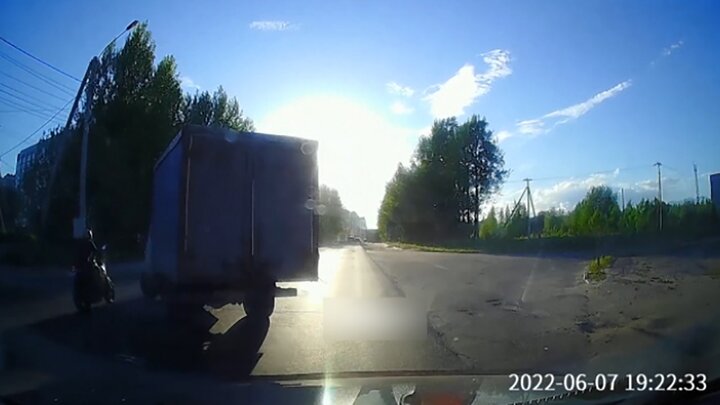 تصادف وحشتناک موتورسیکلت با کامیون هنگام گردش به چپ / فیلم