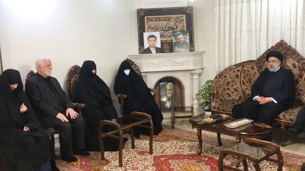 دیدار رییس‌جمهور با خانواده شهید صیادخدایی