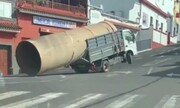 اقدام عجیب و خطرناک راننده کامیون هنگام حمل لوله غول پیکر / فیلم