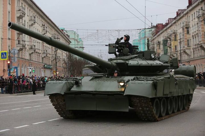 انتقال تانک‌های تی۸۰ روس به اوکراین / فیلم