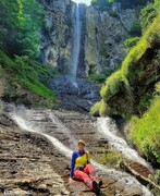 روایت کاترین کمالی از آبشار لاتون در استان گیلان