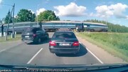 ویدیو هولناک از تصادف وحشتناک خودرو با قطار بر روی ریل