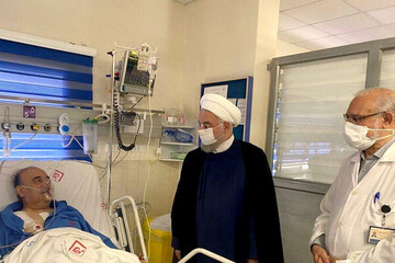 عیادت روحانی از مسعود سلطانی‌فر در بیمارستان