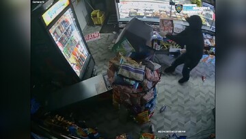 لحظه سرقت یک دستگاه خودپرداز توسط سارقان از داخل فروشگاه / فیلم