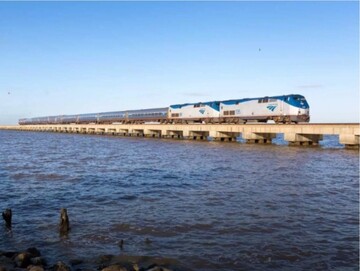 عکس قطاری در آمریکا که از روی دریاچه عبور می‌کند