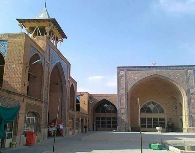 در مسجد رحیم‌خان شاهد تلفیق معماری مدرن و سنتی باشید 