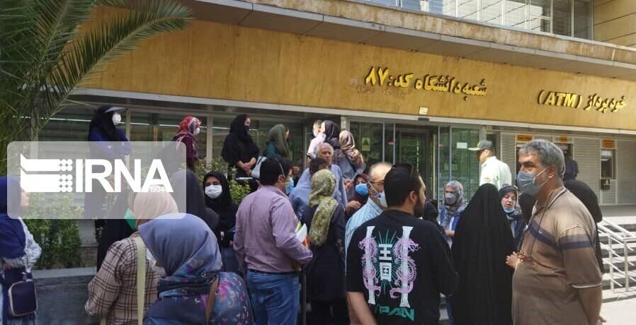 تصاوری تجمع مال‌باختگان صندوق امانات بانک ملی شعبه دانشگاه تهران | مدیران بانک تنها اسناد و مدارک را به مال‌باختگان پرداخت کردند
