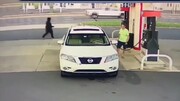 اقدام عجیب سارق هنگام دزدیدن یک ماشین با کتک زدن راننده / فیلم