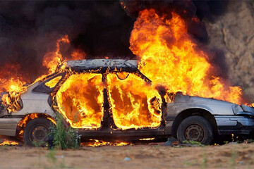 گرمای اهواز یک خودرو را به آتش کشید! / فیلم