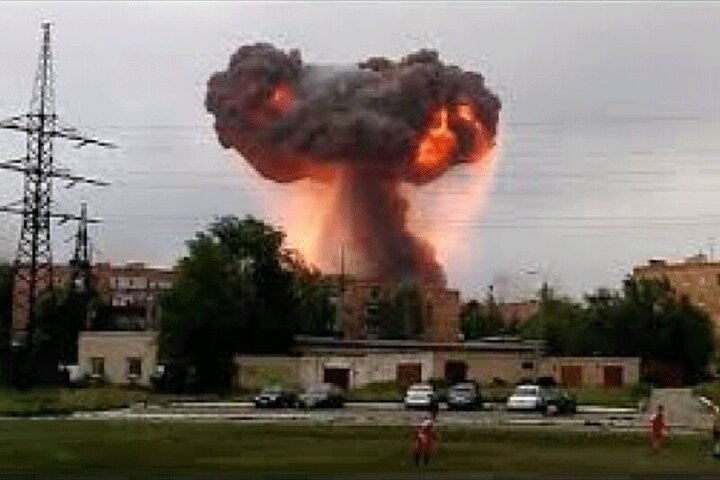 انفجار انبار مهمات روسیه توسط تیپ ۴۰ توپخانه اوکراین / فیلم