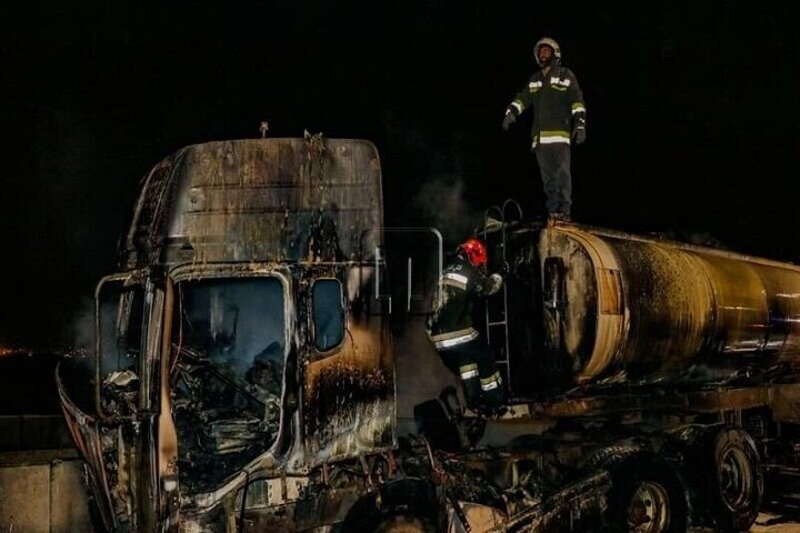 فیلم ترسناک لحظه برخورد مرگبار کامیون با مینی بوس زرند + سه فوت