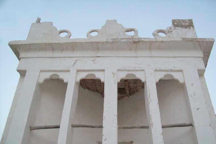 خانه قدیمی قاضی خانه‌ای در حصار نخل‌ها 