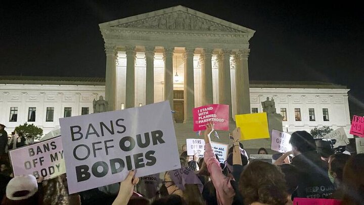 دادگاه عالی آمریکا حق قانونی سقط جنین را لغو کرد