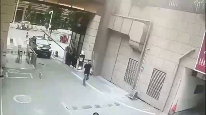 تصادف خودرو یک زن چینی با عابر پیاده / فیلم