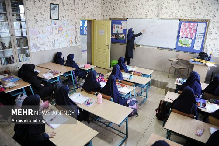 هنر خارق العاده دختر دانش آموز روی تخته مدرسه + عکس
