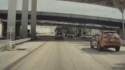 برخورد هولناک اتومبیل روی تریلی با سقف پل زیرگذر / فیلم
