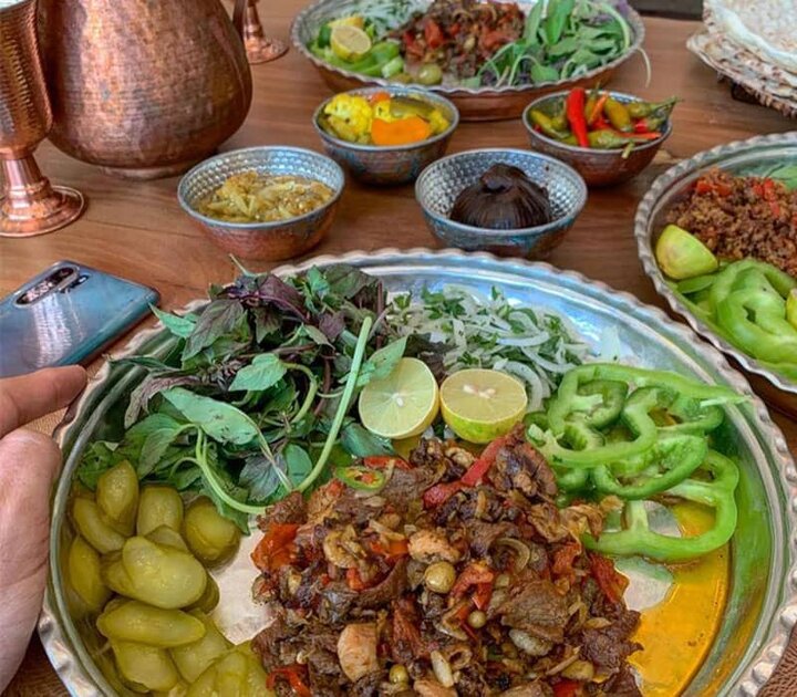 سفره‌ای رنگارنگ با غذاهای محلی آذربایجان‌غربی 