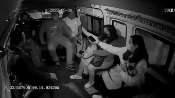کتک خوردن سارق مسلح از مسافران در مینی بوس / فیلم
