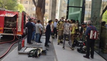 آتش سوزی در یک مجتمع تجاری در تهران / ۸۰ نفر نجات یافتند