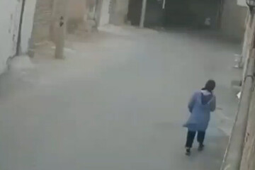 زورگیری وحشیانه تلفن همراه از یک دختر در دزفول / فیلم