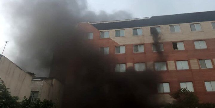 آتش سوزی مرگبار در ساختمان ۱۲۰ واحدی عتیق در خیابان مجیدیه تهران + یک فوتی و نجات بیش از ۱۰۰ از محاصره دود و آتش / فیلم