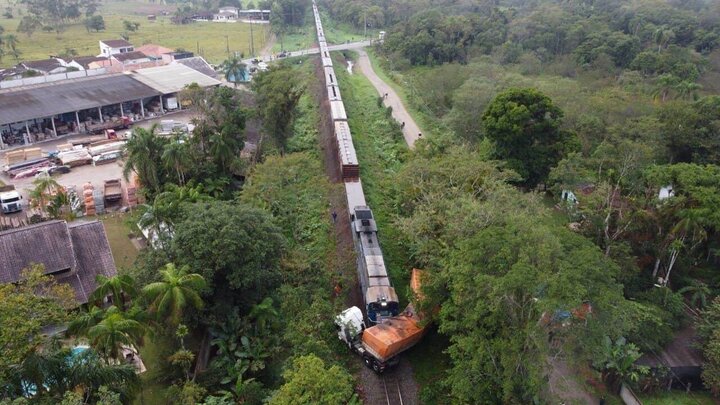 تصادف وحشتناک قطار با تریلی روی ریل راه آهن در برزیل / فیلم