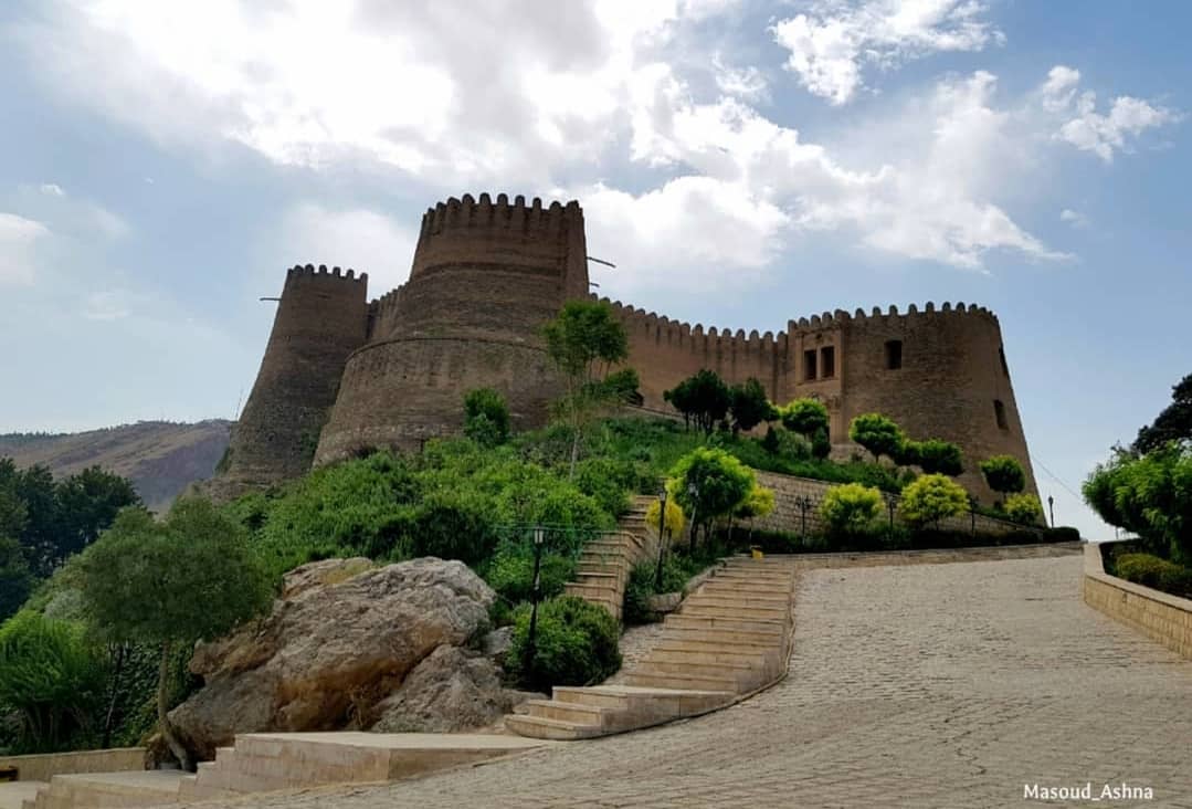 قلعه فلک‌الافلاک به روایت راهنمای محلی لرستان، مسعود آشنا