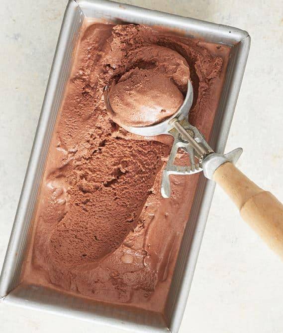 طرز تهیه حرفه‌ای بستنی شکلاتی خانگی 