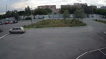 تصادف عجیب خودرو با ماشین‌های پارک شده کنار خیابان / فیلم